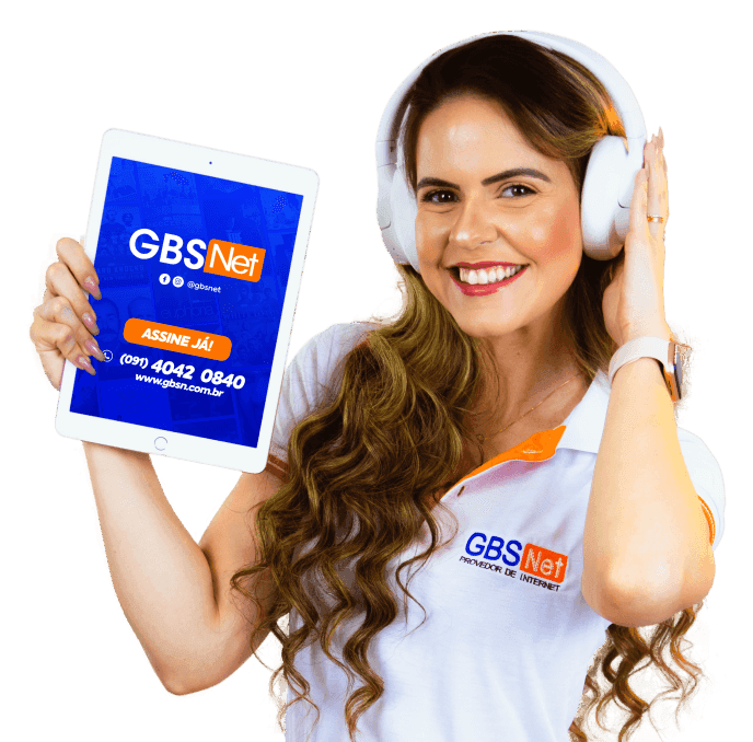 Representante GBSNet segurando tablet